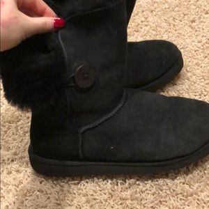 Short black fold over ugg boots